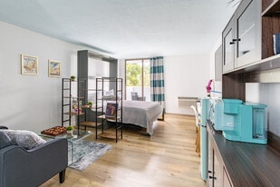 Chateau Mar Golf Resort Apartments in Lauderhill, FL - Building Photo