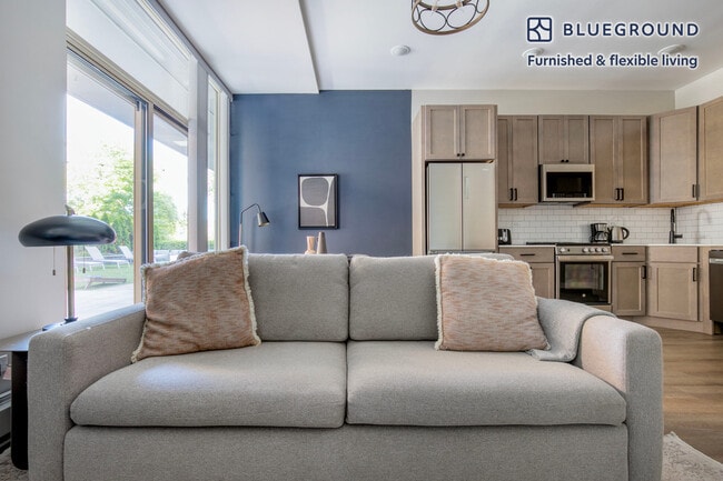 5600 N Sheridan Rd, Unit SI FL1-ID1084 in Chicago, IL - Building Photo - Building Photo