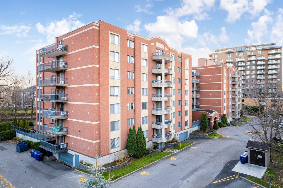 4470 Des Cageux Ch in Laval, QC - Building Photo