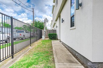 24 N Hutcheson St in Houston, TX - Building Photo - Building Photo