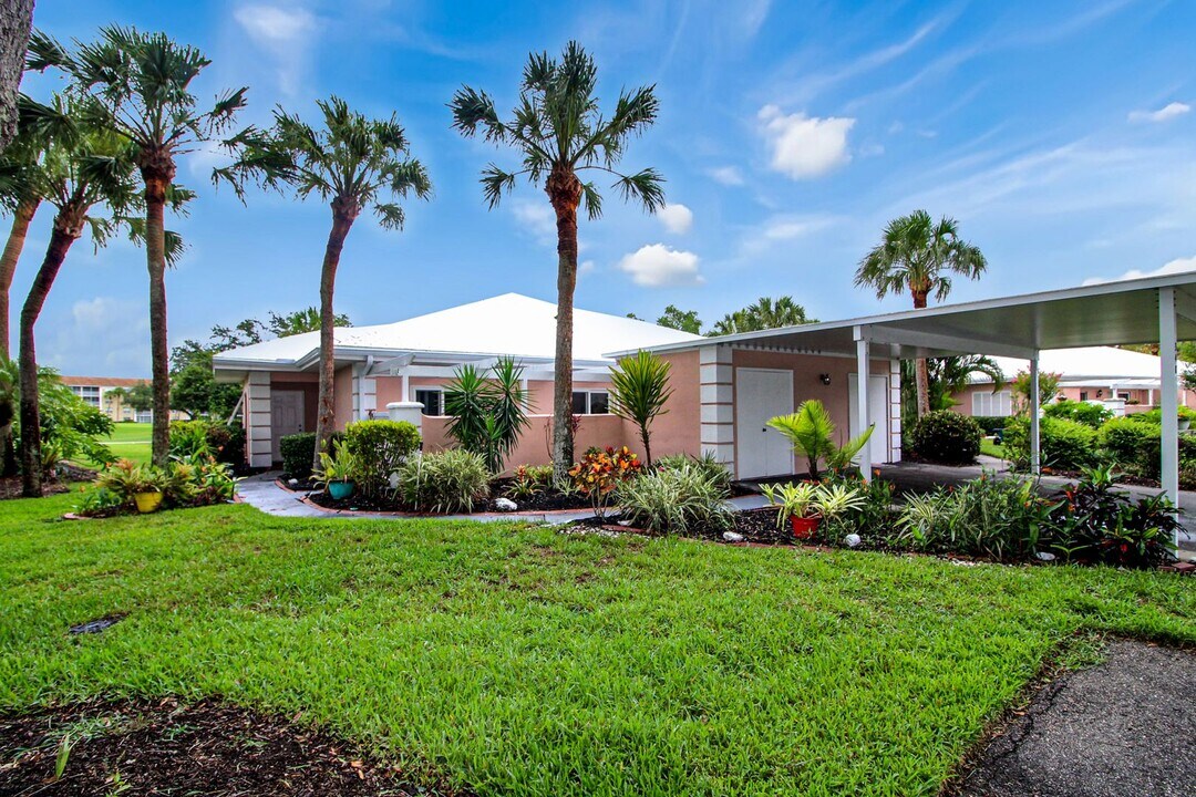 340 Cerromar Way in Venice, FL - Building Photo