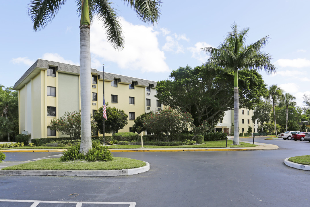 Goodlette Arms in Naples, FL - Building Photo