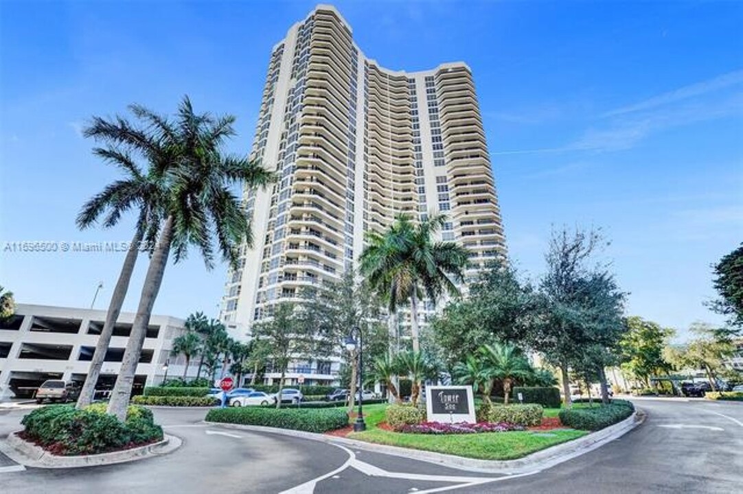 3530 Mystic Pointe Dr, Unit 1407 in Aventura, FL - Building Photo