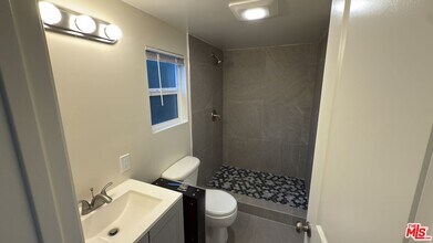 385 Redondo Ave in Long Beach, CA - Building Photo - Building Photo