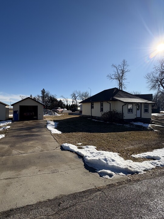 307 1st St N in Arlington, SD - Building Photo