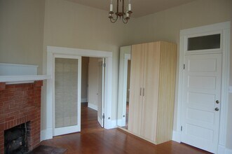 704 E Guenther St, Unit Apt 1 in San Antonio, TX - Foto de edificio - Building Photo