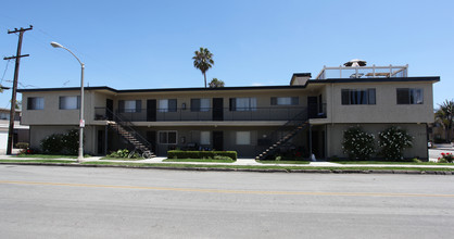 The Walnut Avenue Apartments in Huntington Beach, CA - Building Photo - Building Photo