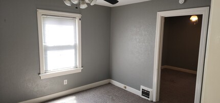 564 Tipton Ave in Wood River, IL - Foto de edificio - Building Photo