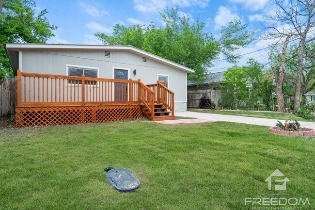 1824 Katy St in New Braunfels, TX - Building Photo - Building Photo