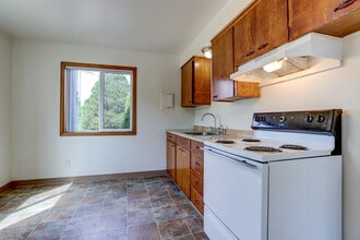 11580 SW Hall Blvd in Tigard, OR - Building Photo - Building Photo
