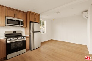 6443 Satsuma Ave in North Hollywood, CA - Building Photo