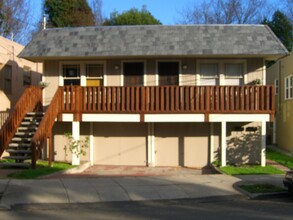 3440 Adell Ct, Unit B in Oakland, CA - Foto de edificio - Building Photo