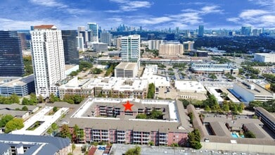 2400 McCue Rd in Houston, TX - Foto de edificio - Building Photo