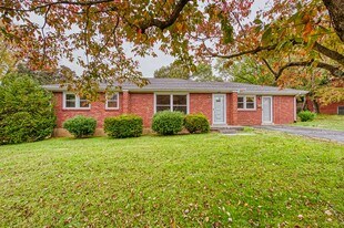 402 N Pawnee Dr in Springfield, TN - Building Photo