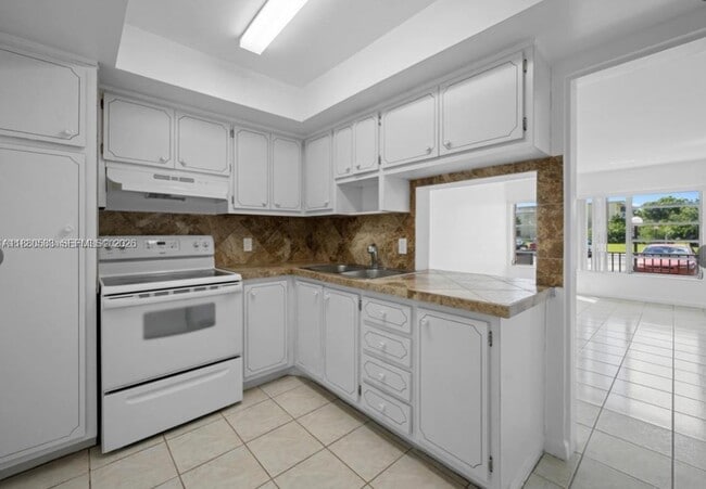 1400 NE 169th St in Miami, FL - Building Photo - Building Photo