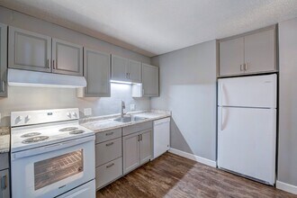 Juniper Garden Apartments in Redding, CA - Foto de edificio - Building Photo