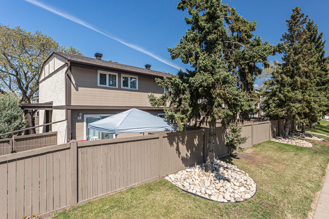 778 Clareview Rd NW in Edmonton, AB - Building Photo - Building Photo