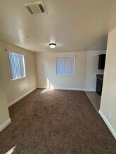 324 W 77th St in Los Angeles, CA - Building Photo - Building Photo