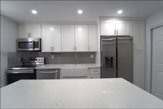 14145 Kendale Lakes Cir in Miami, FL - Foto de edificio - Building Photo