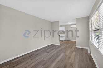 586 Oakside Dr SW in Atlanta, GA - Building Photo - Building Photo