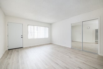 Emerald Villas in Torrance, CA - Foto de edificio - Interior Photo