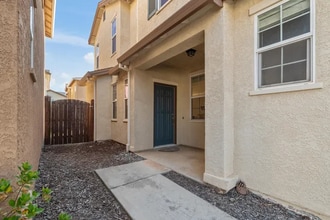 2369 la Villa Way in Redding, CA - Building Photo - Building Photo