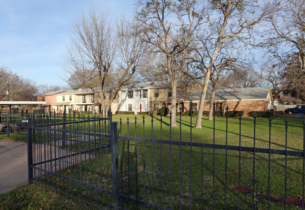 1200-1212 W Madison St in Ennis, TX - Building Photo