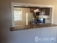 408 Woodbridge Commons Way in Iselin, NJ - Building Photo - Building Photo