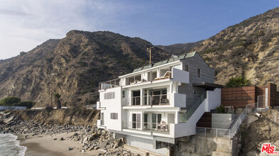 19562 Pacific Coast Hwy in Malibu, CA - Foto de edificio - Building Photo