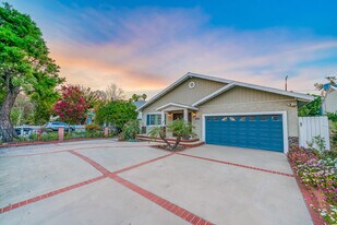 11953 Collins St in Valley Village, CA - Building Photo