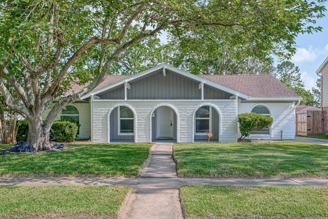 10122 Sageroyal Ln in Houston, TX - Building Photo