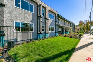 6640 Woodley Ave in Los Angeles, CA - Building Photo