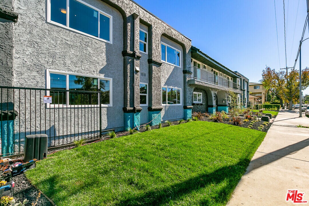 6640 Woodley Ave in Los Angeles, CA - Foto de edificio