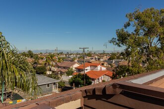 2320 Clark Ln, Unit 1 in Redondo Beach, CA - Foto de edificio - Building Photo