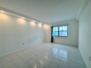 400 Kings Point Dr, Unit 929 in Sunny Isles Beach, FL - Building Photo - Building Photo