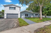 2555 NE 202nd St in Miami, FL - Building Photo - Building Photo