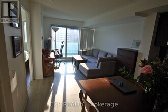 17 Anndale Dr in Toronto, ON - Building Photo - Building Photo