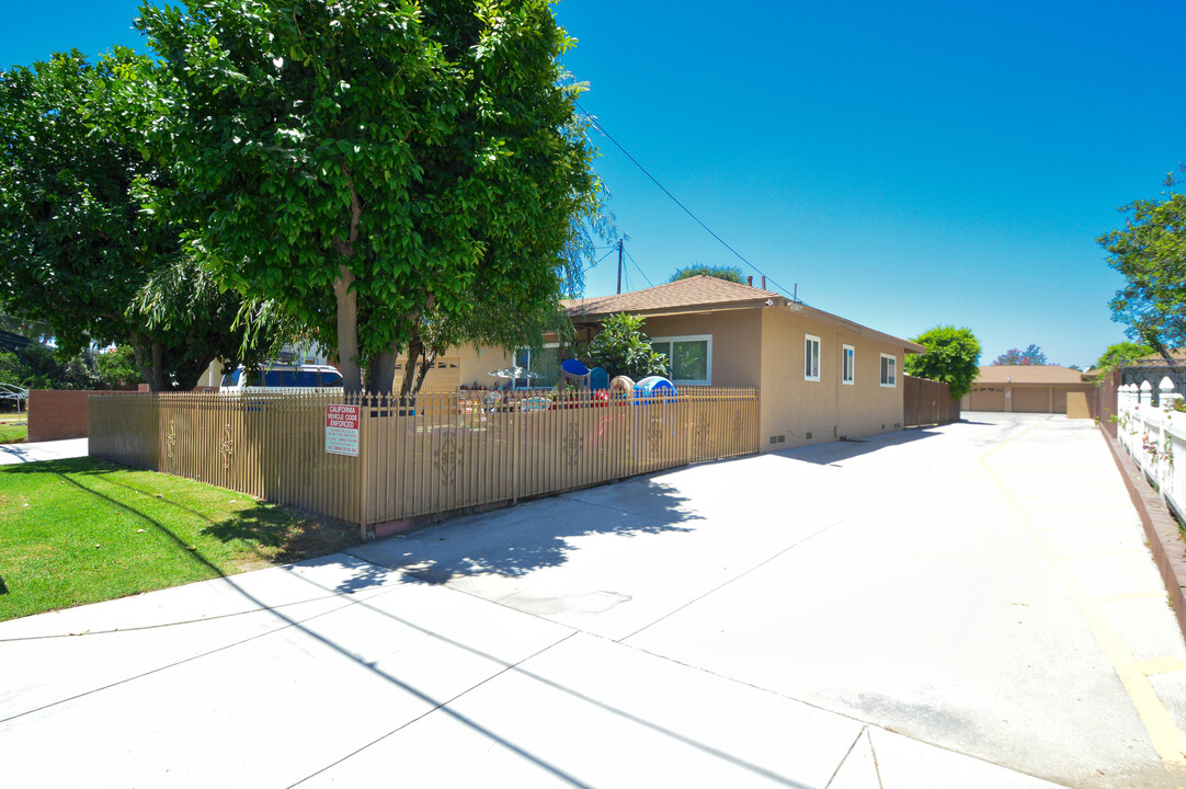 1837 S Mayflower Ave in Monrovia, CA - Foto de edificio