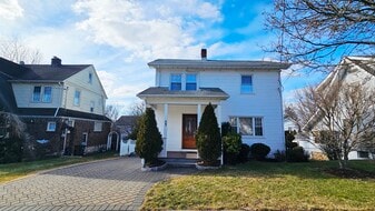 55 Lakeview St in River Edge, NJ - Building Photo