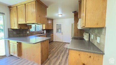 1357 E Milne Ln in Cottonwood Heights, UT - Foto de edificio - Building Photo