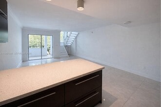 1660 NE 135th St in North Miami, FL - Building Photo - Building Photo