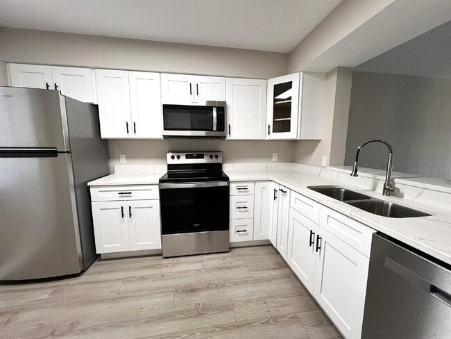 5212 Lake Village Dr in Sarasota, FL - Building Photo - Building Photo
