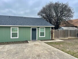 901-903 Allen St in San Marcos, TX - Building Photo