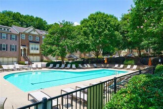 2022 Cobblestone Cir NE in Atlanta, GA - Foto de edificio - Building Photo