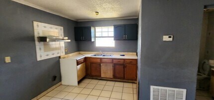 2016 S India Ave, Unit 1 in Laredo, TX - Foto de edificio - Building Photo