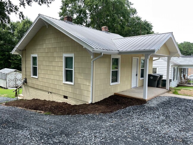 319 Peachtree St in Asheboro, NC - Foto de edificio - Building Photo