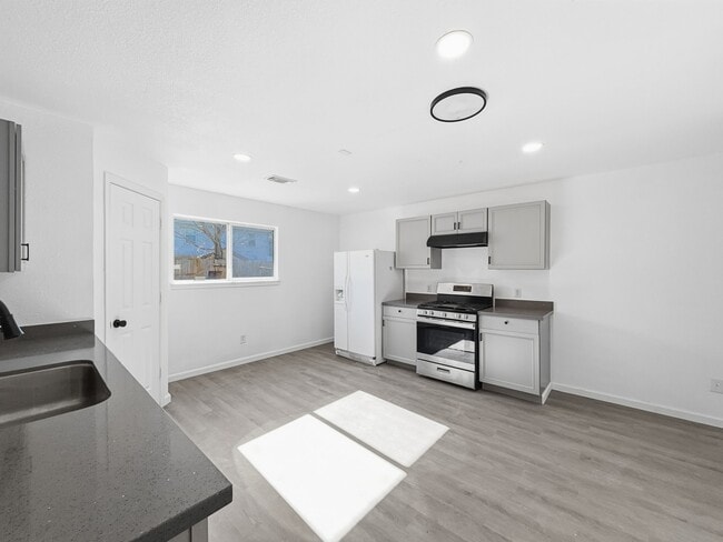 property at 4907 Fox Mill Ln