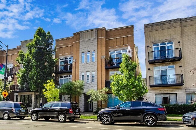 property at 2151 W Roscoe St