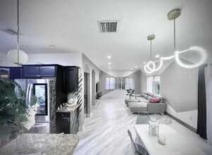 1102 NW 26th St in Miami, FL - Foto de edificio - Building Photo