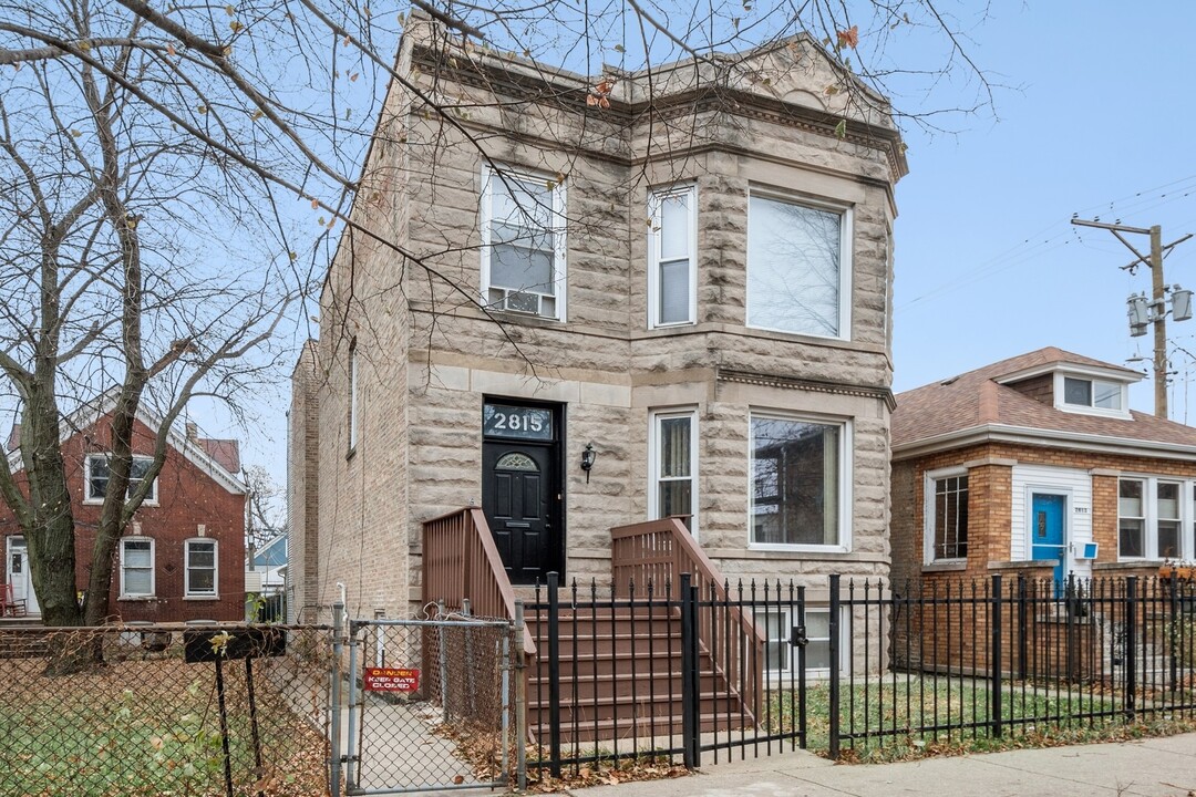 2815 N Albany Ave in Chicago, IL - Building Photo